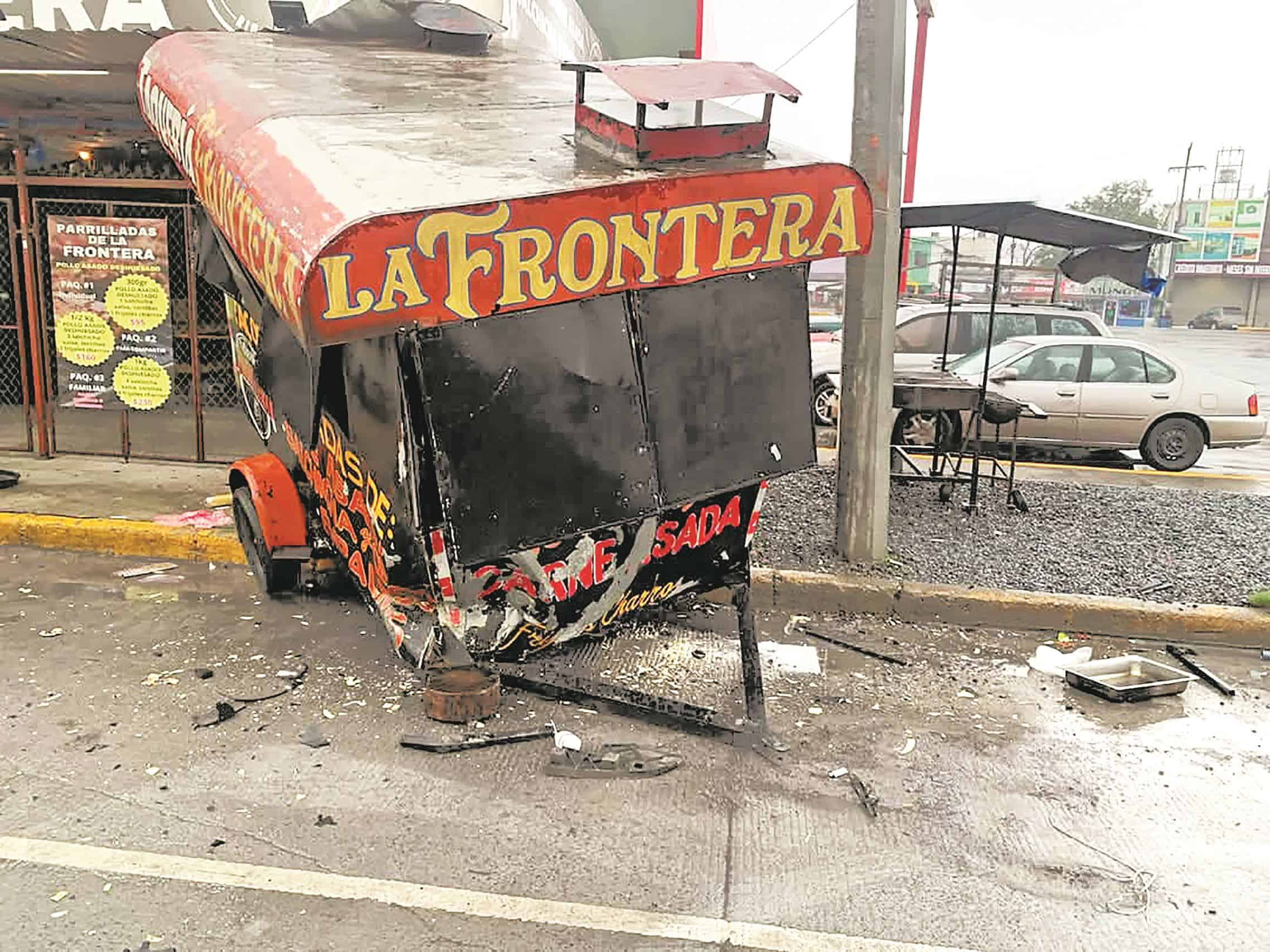 Destroza camioneta un puesto de tacos