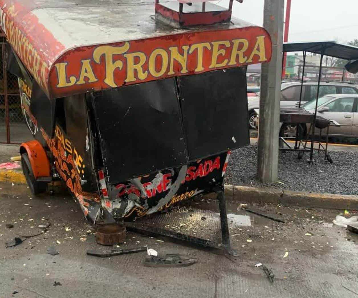 Destroza camioneta un puesto de tacos