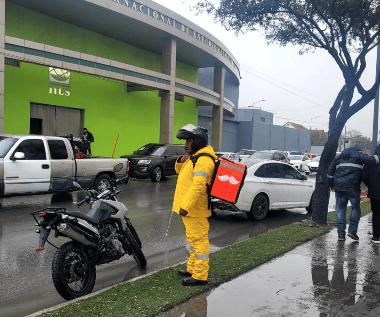 Derrapa en moto y resulta lesionado