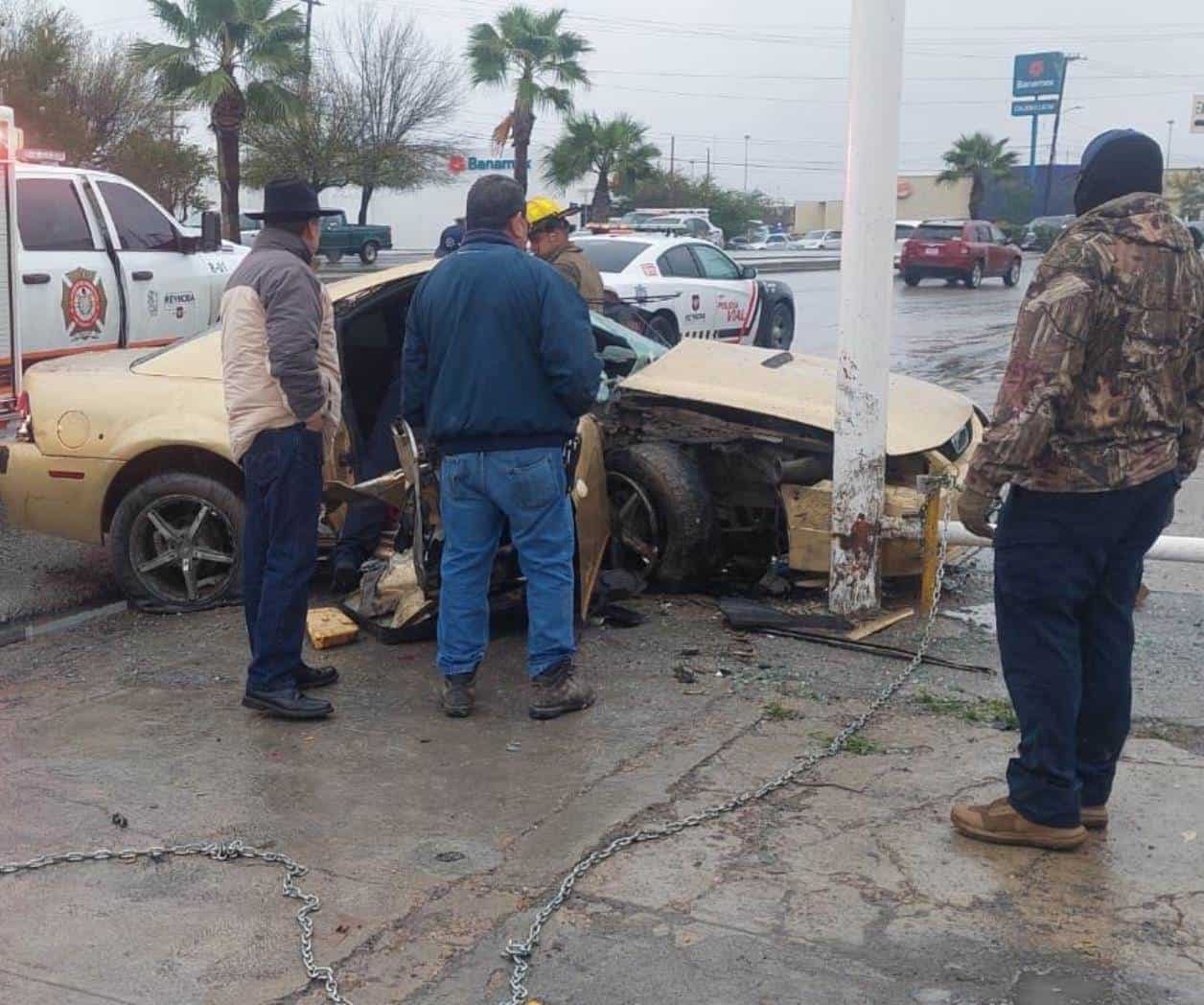 Destrozan Mustang contra un anuncio