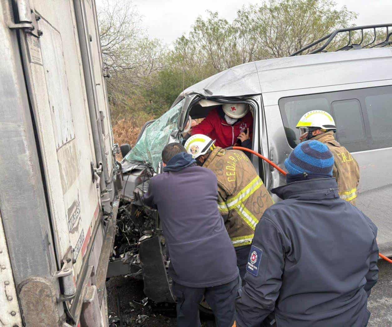 Rescatan a prensado al chocar con tráiler en Reynosa