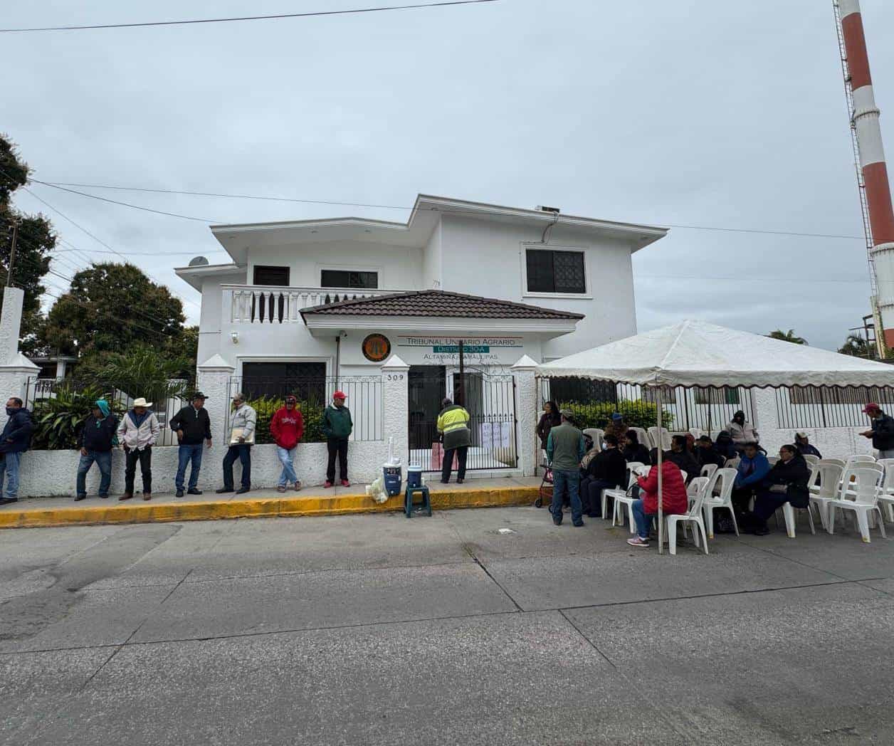 Campesinos mantienen bloqueo en el Tribunal