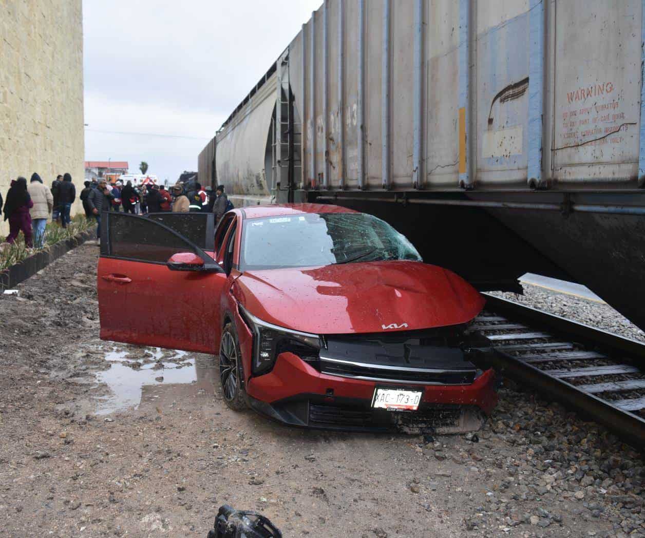 Arrastrado por el tren; quiso ganarle el paso