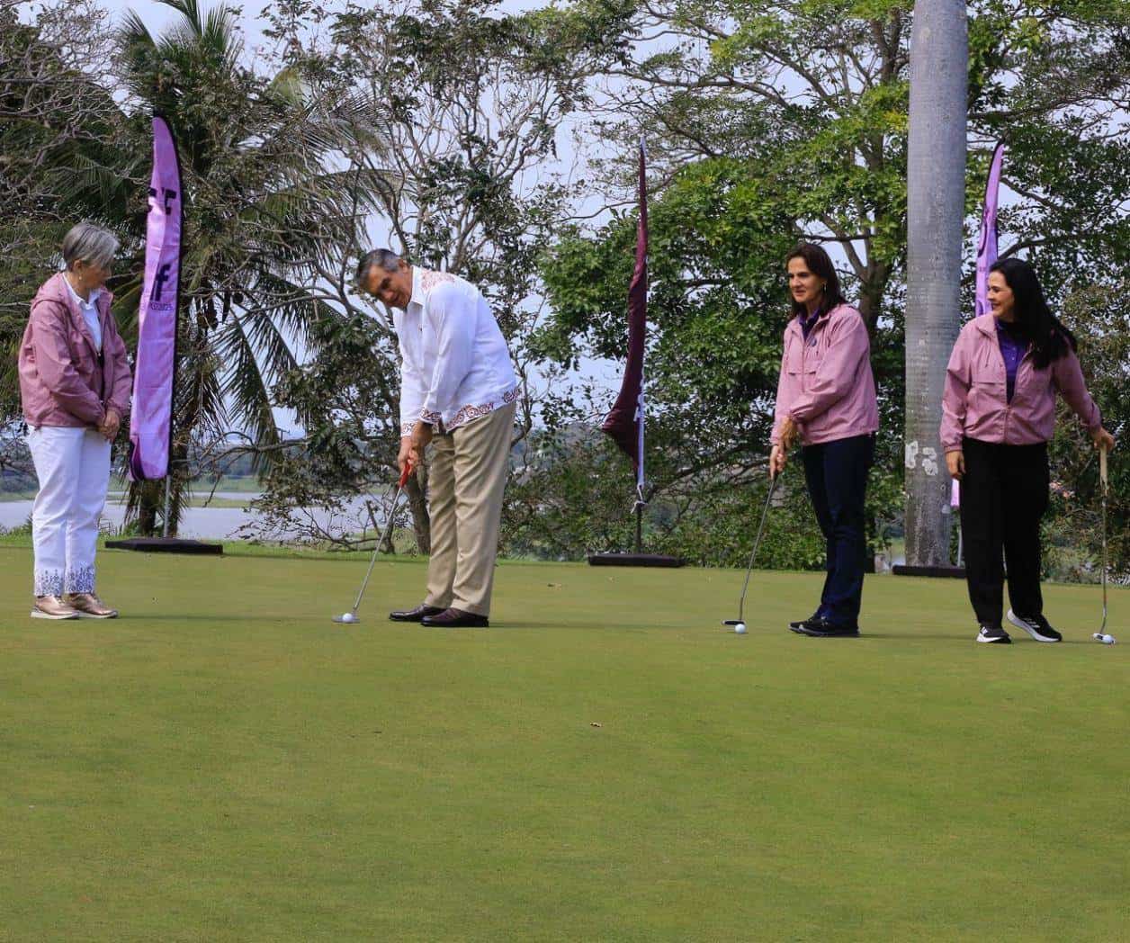 Premia gobernador a ganadores de Torneo de Golf DIF Tampico