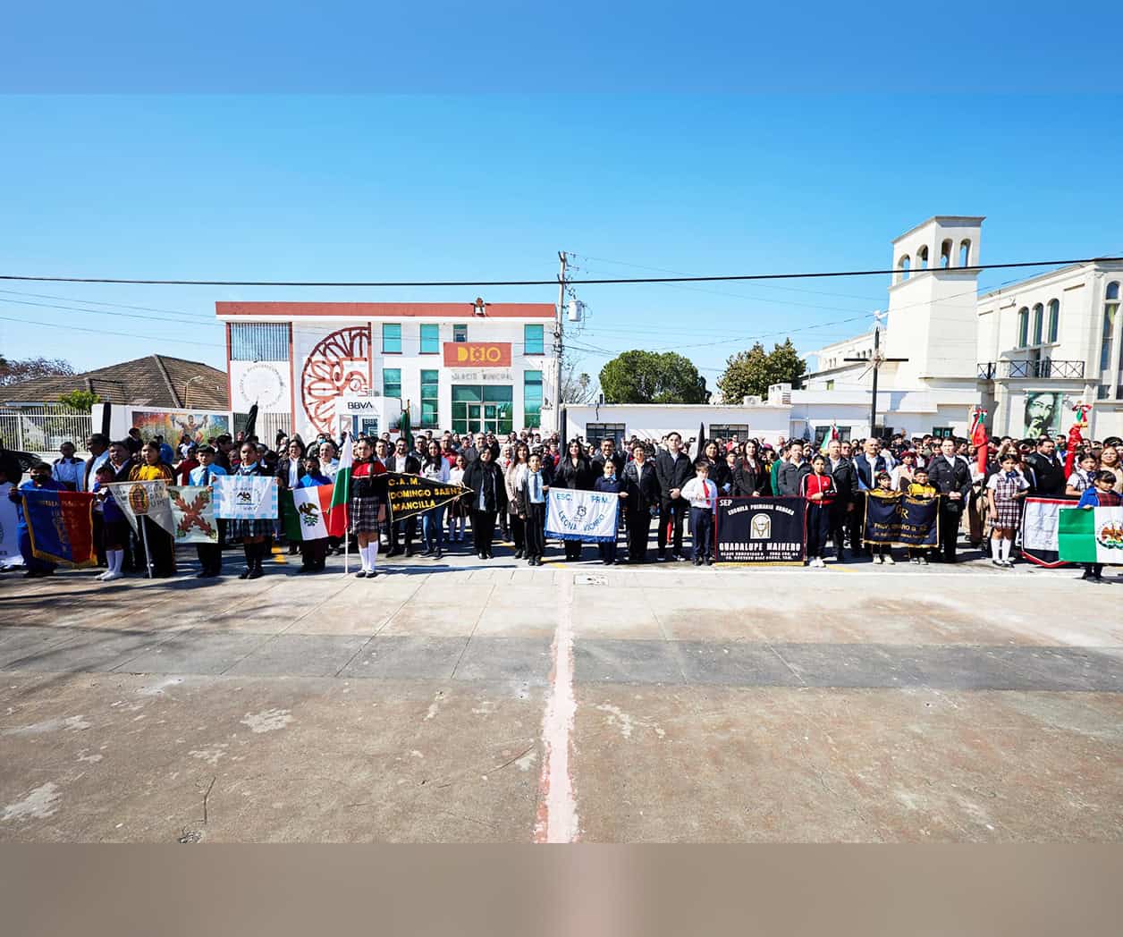 Participan escuelas en día de la Bandera