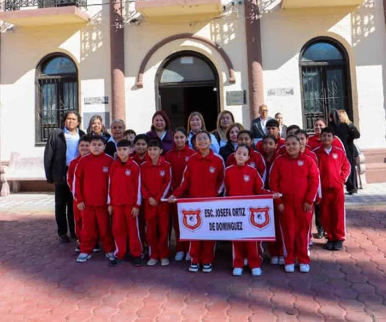 Participa primaria en honores a la bandera