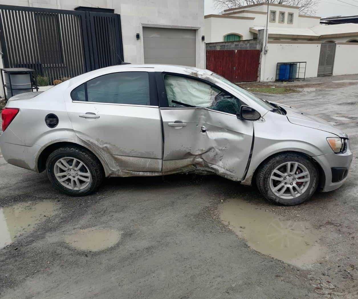 Carro derriba lámpara de luz