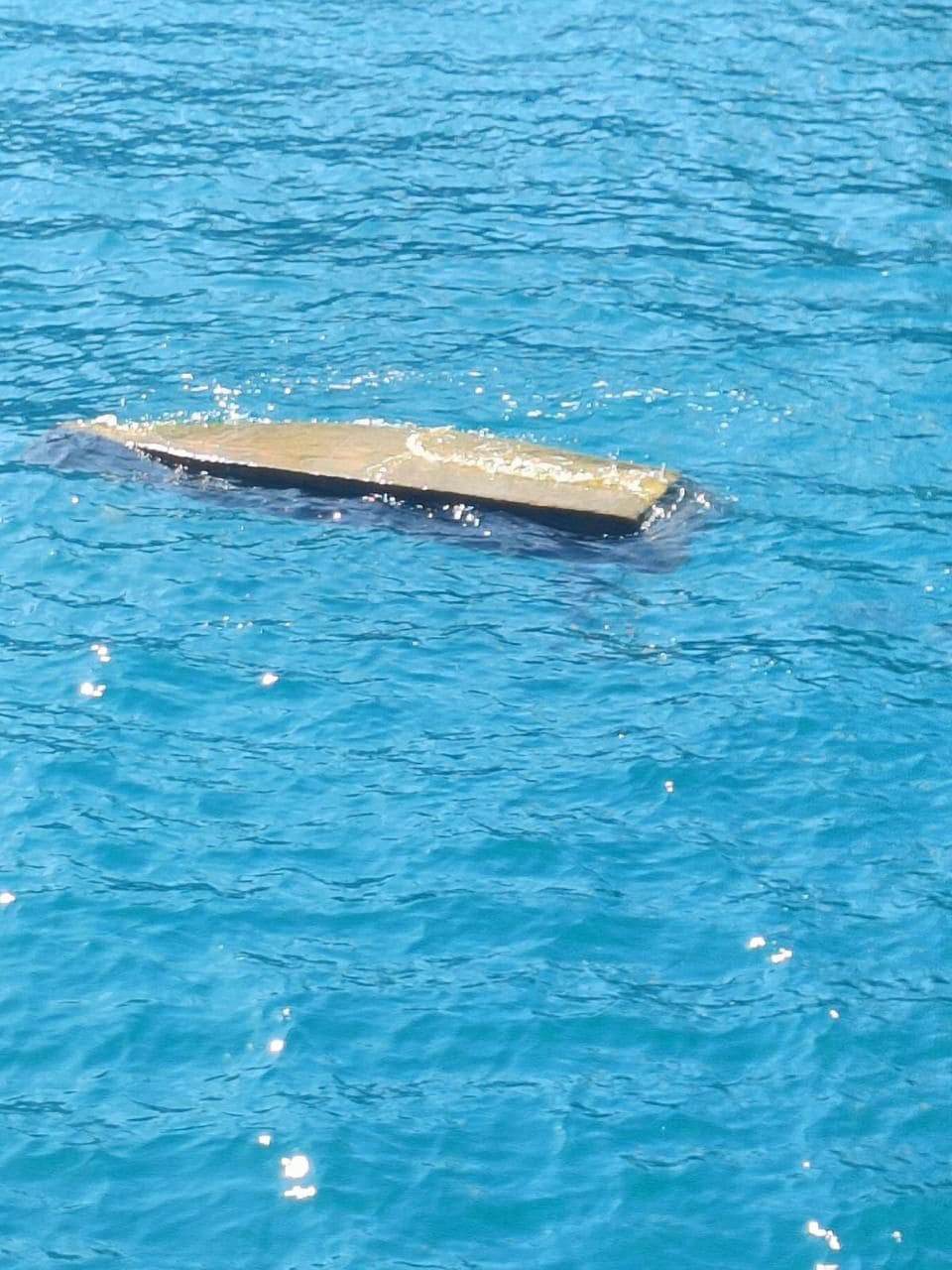 Encuentran una canoa volteada