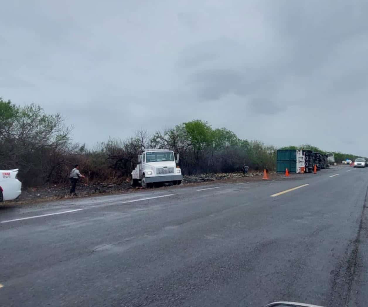 Duerme y vuelca trailero en carretera a San Fernando