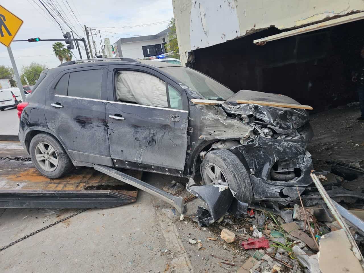 Evita choque con autos y se estrella en una vivienda