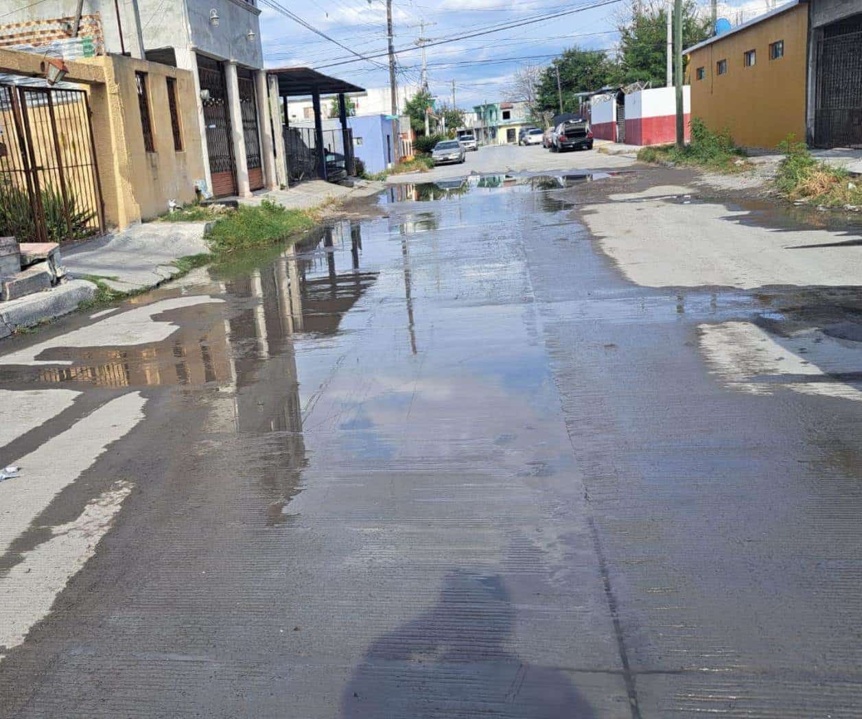 Reportan fuga de agua potable y residuales