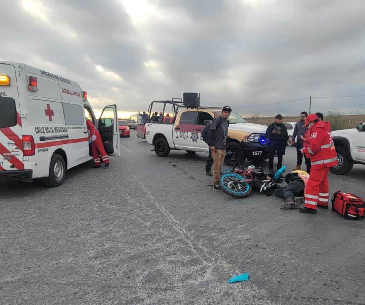 Grave un motociclista al chocar en viaducto