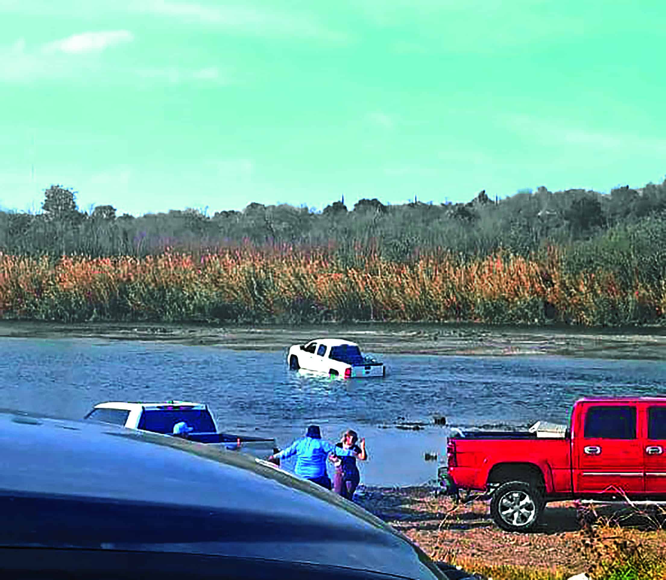 Captan camioneta en el río Bravo