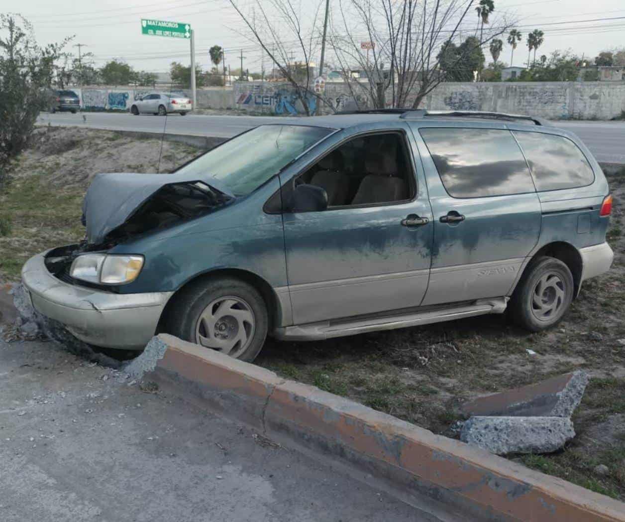 Pierde control y sufre accidente