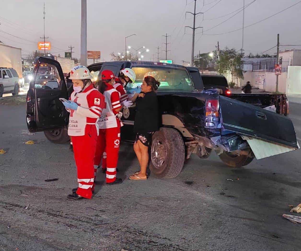 Invade carril y provoca choque