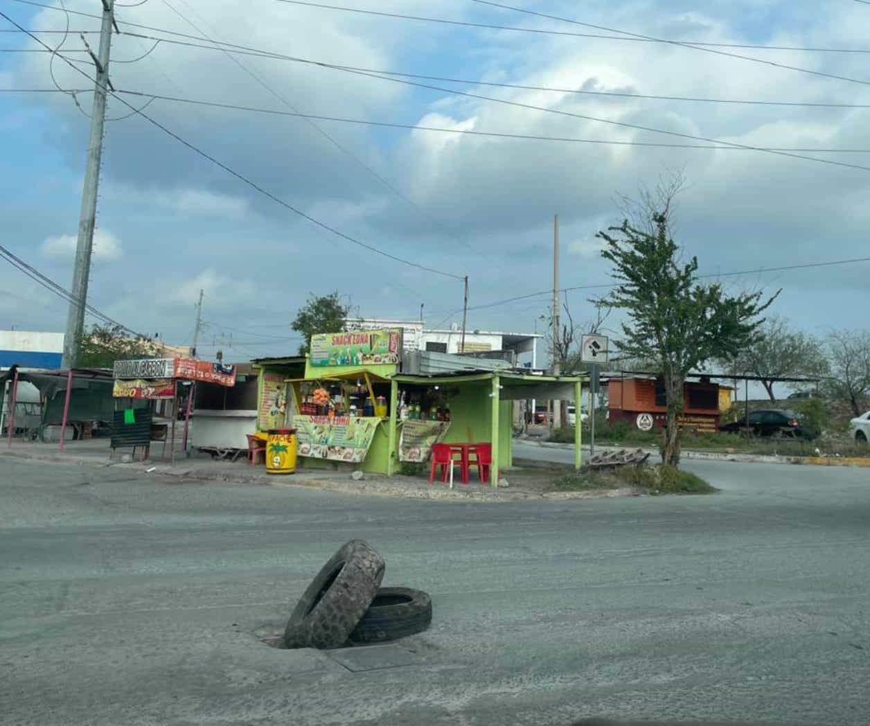 Temen pueda caer peatón a coladera abierta en El Olmo