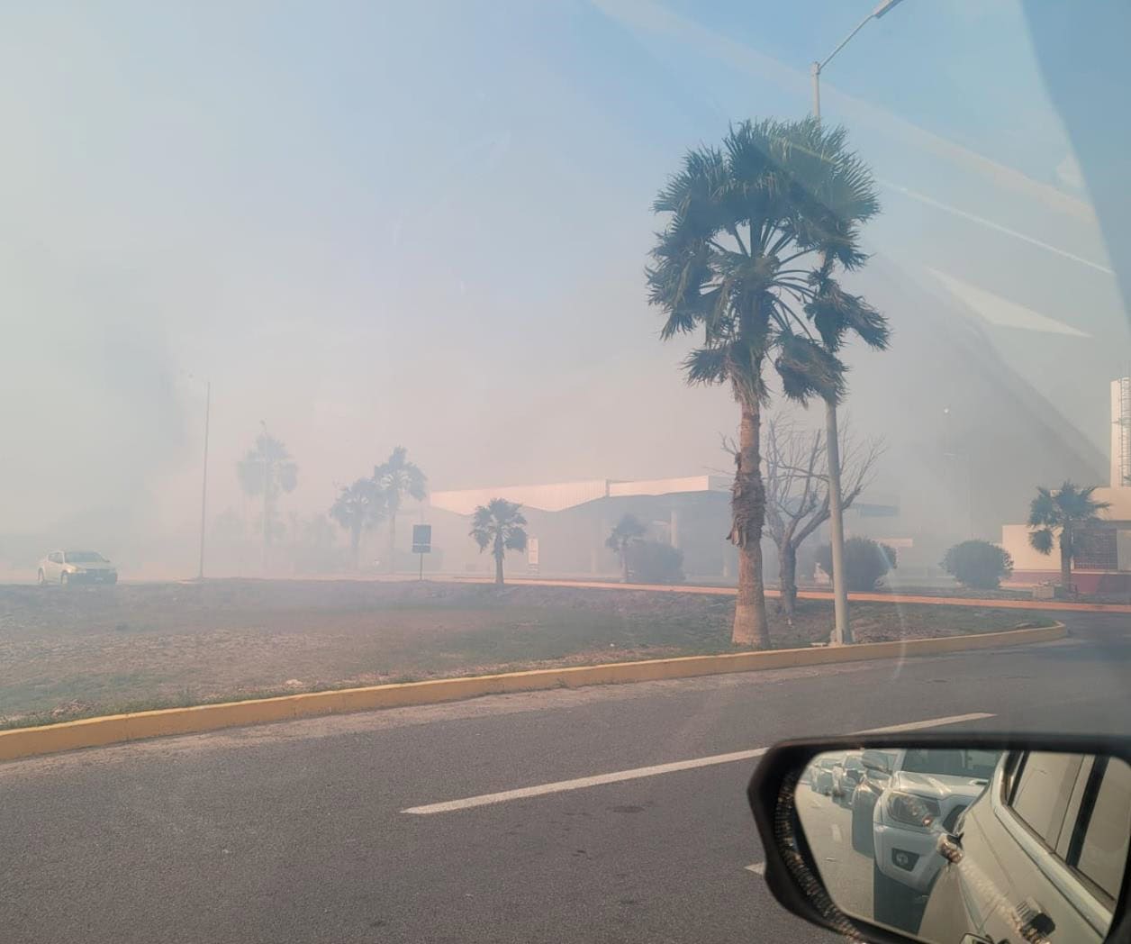 Cierran puente por incendios