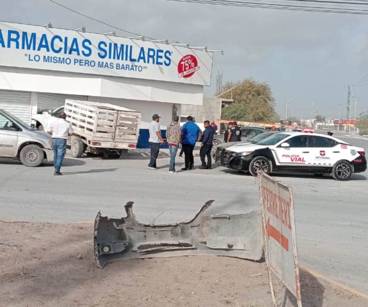 Choca camioneta contra farmacia