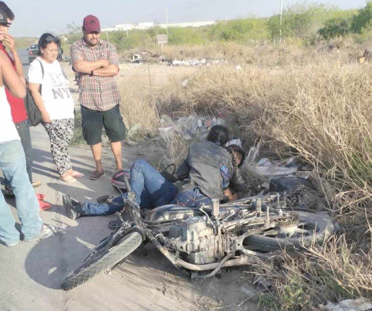 Se impacta motociclista contra una camioneta