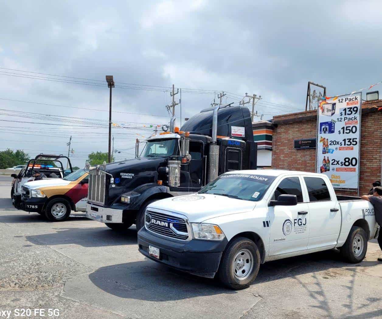 La bajan de camioneta amenazada con pistola