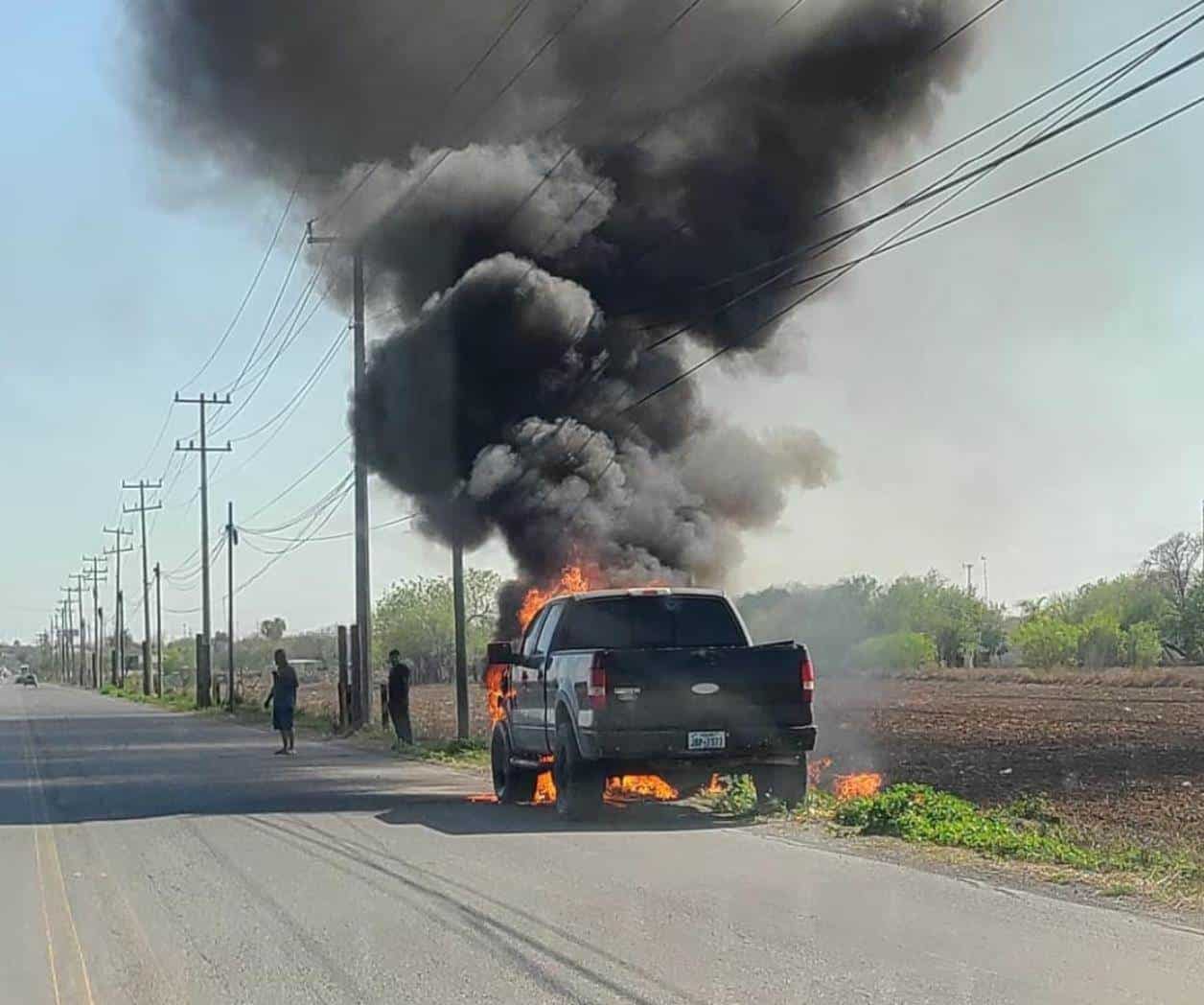 Arde una camioneta en brecha 112