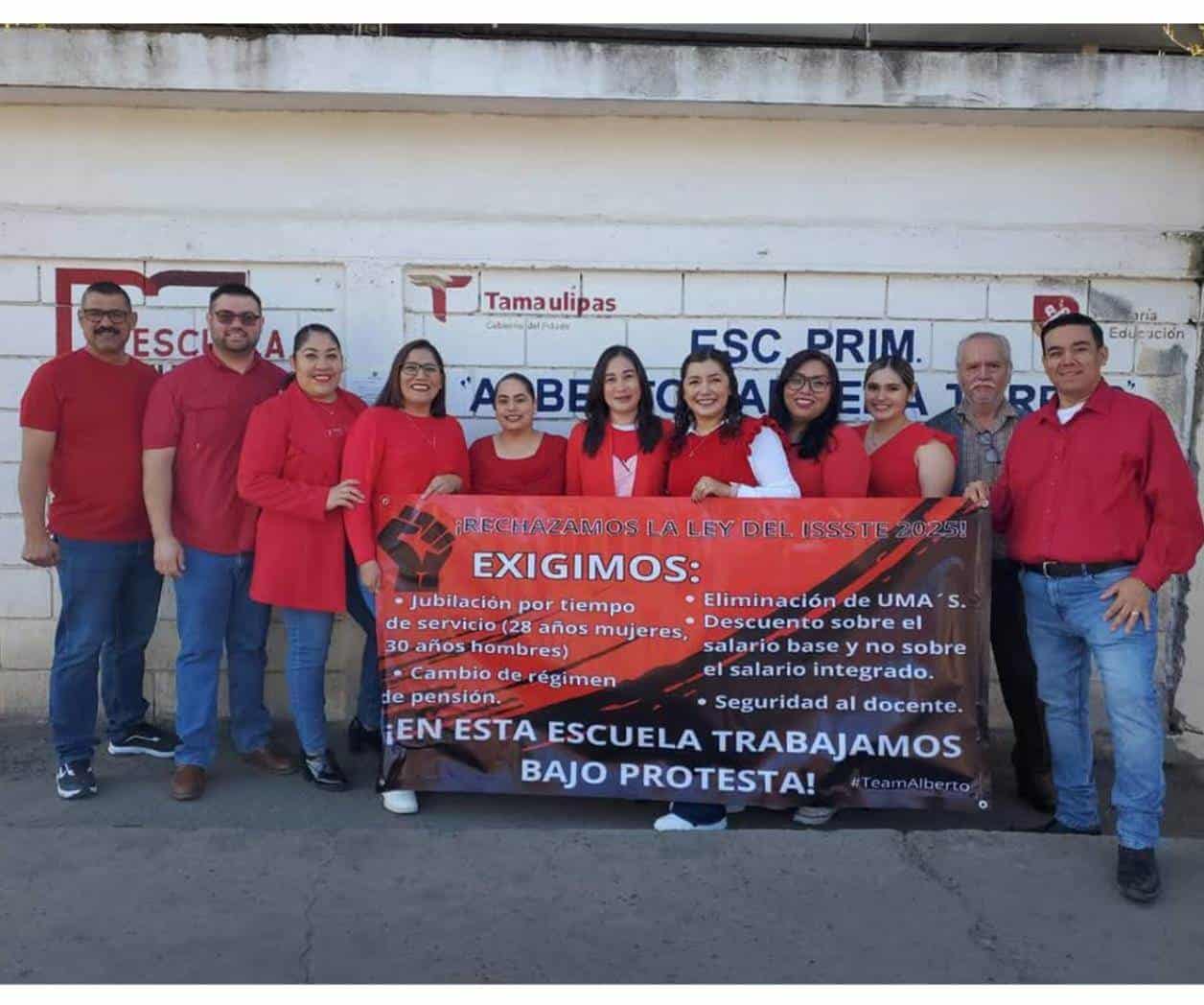 Exigen maestros reunión sindical