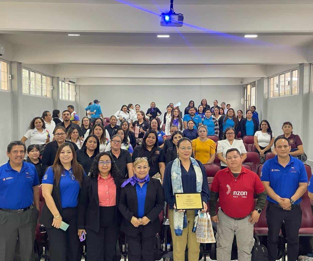 Capacitan a maestros en manejo del autismo