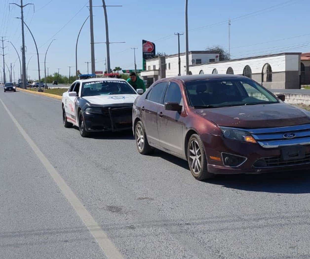 Cobran multas en efectivo en pleno choque vehicular