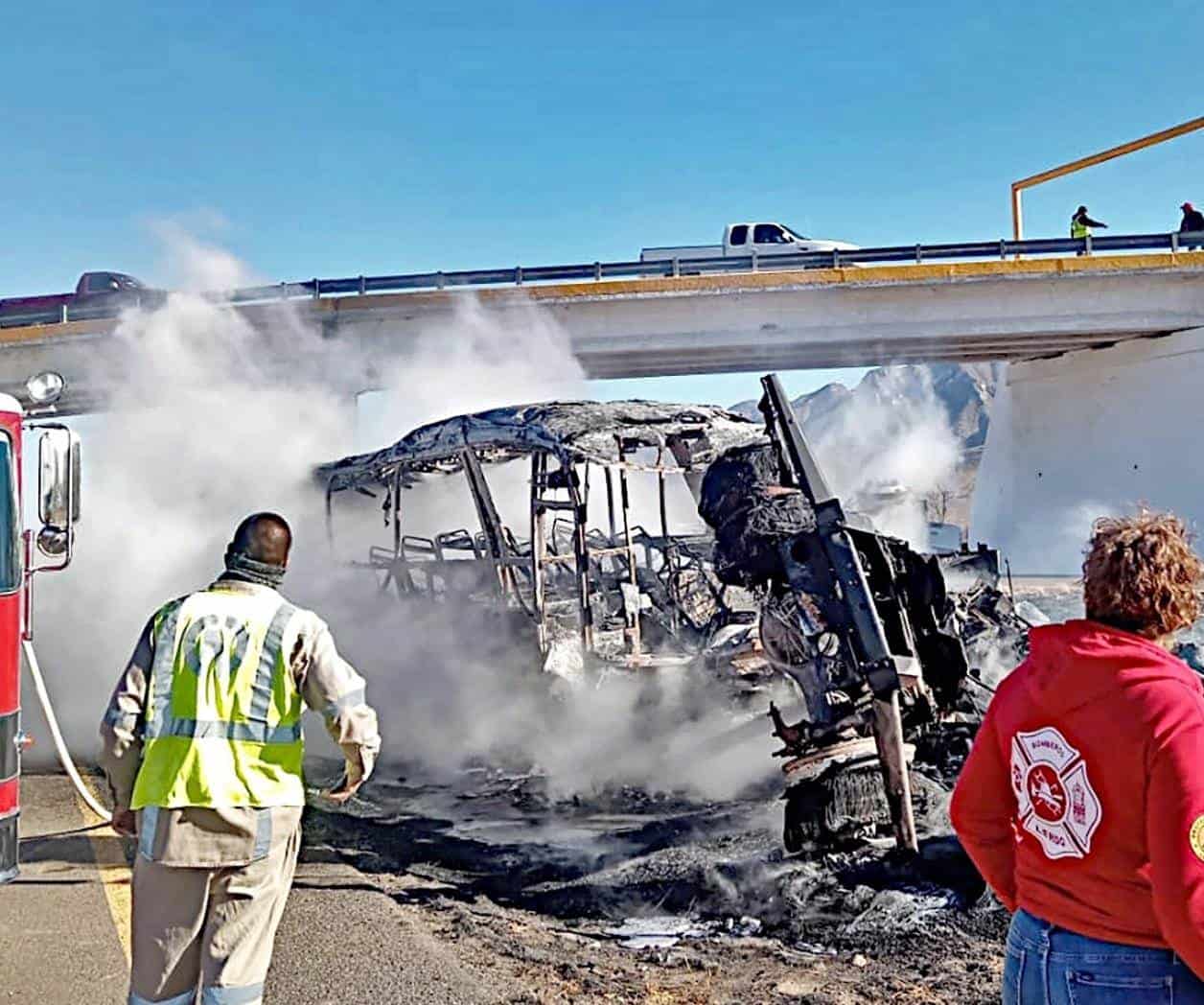 Choque de autobús y camión deja 14 muertos en Durango