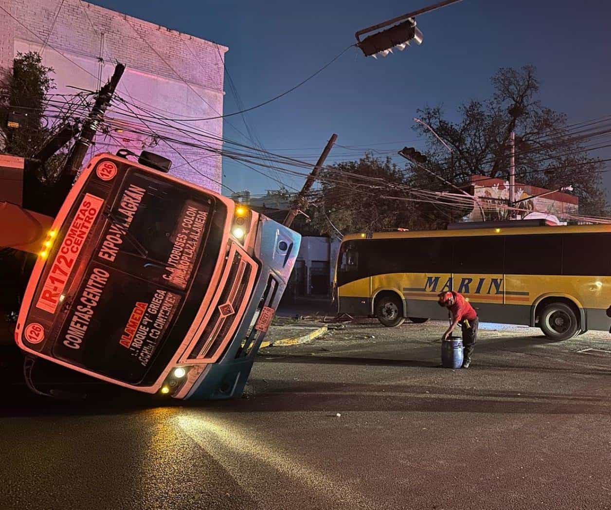 Chocan transportes públicos en Monterrey: 5 heridos