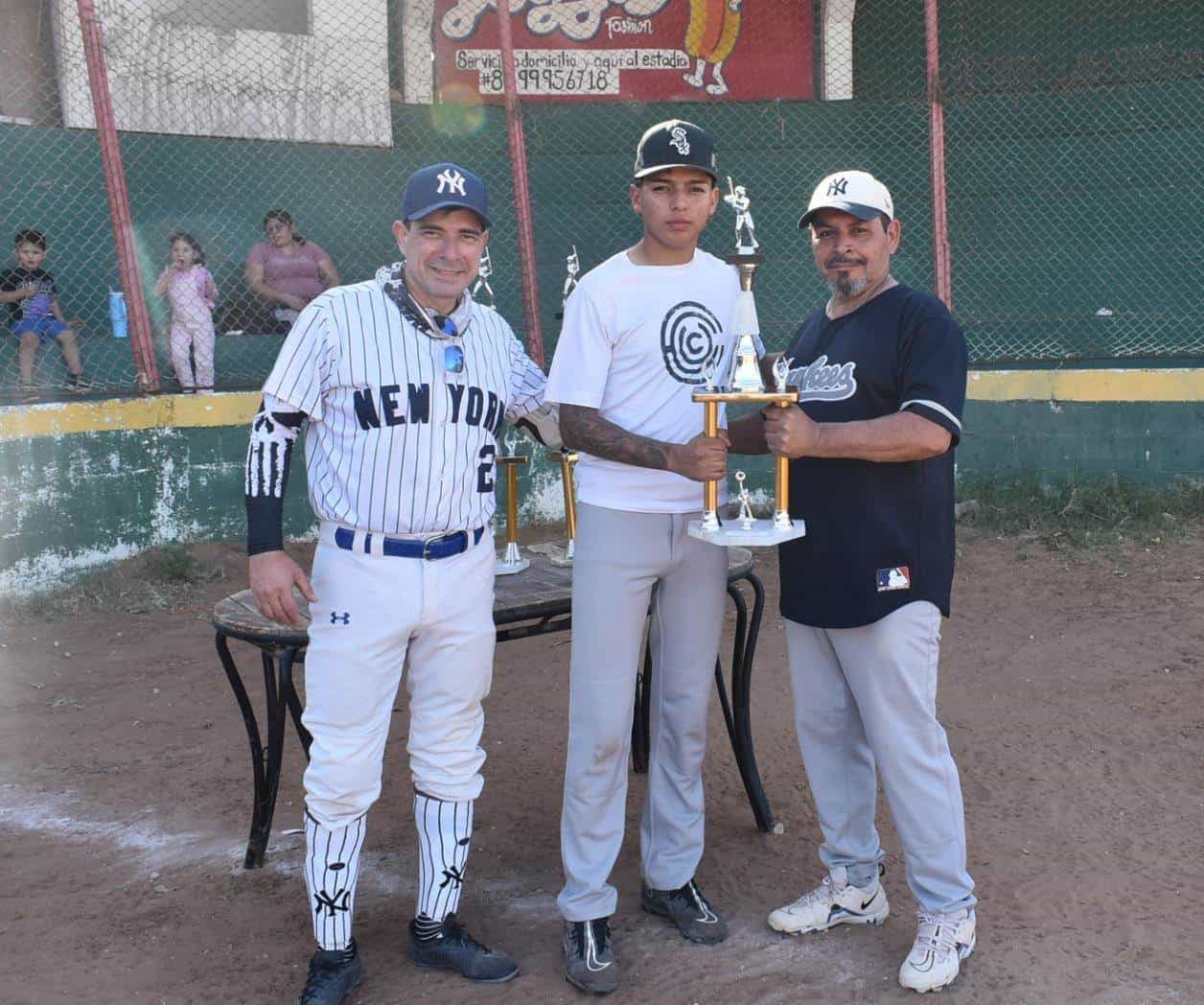 Realizan su ceremonia de premiación en la Liga de Softbol Aztlán