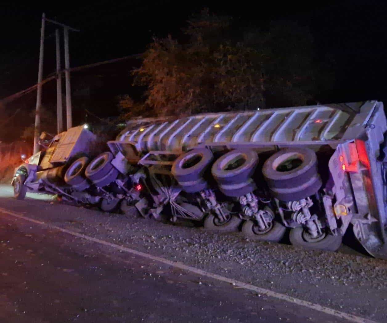 Volcadura de tráiler tras choque en sur de Monterrey