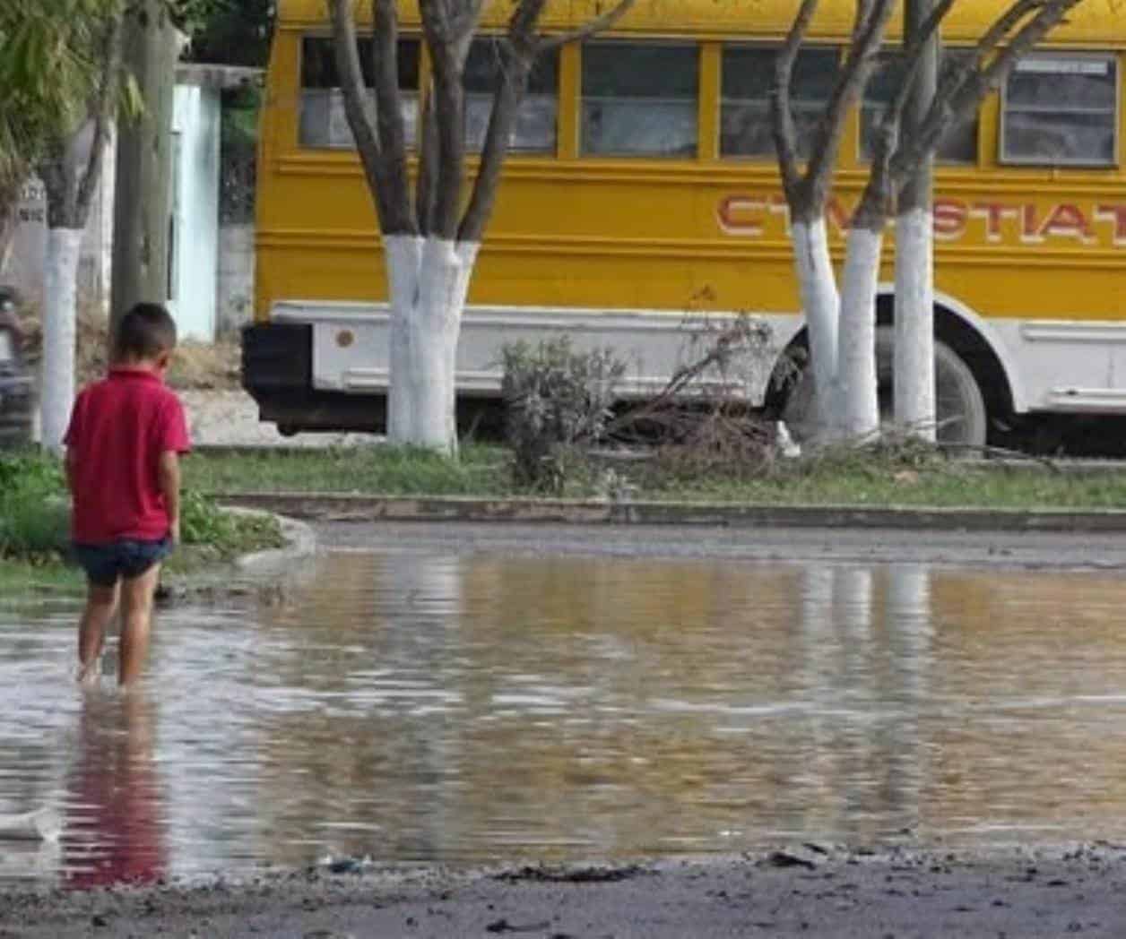 Destruye camión tubería de agua