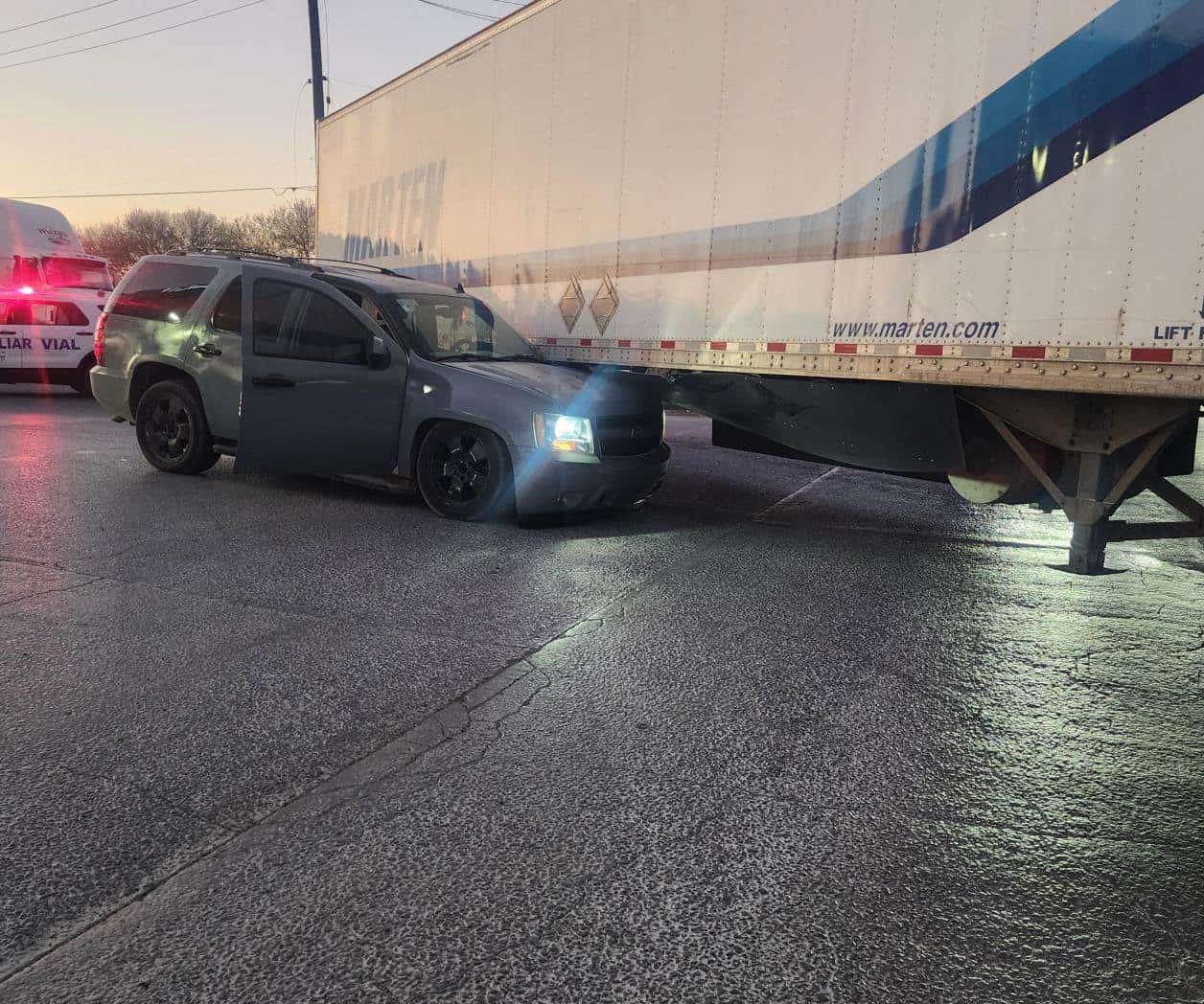 Camioneta termina bajo caja de camión