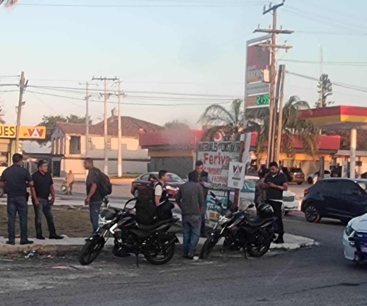 Motociclista derrapa y choca contra vehículo