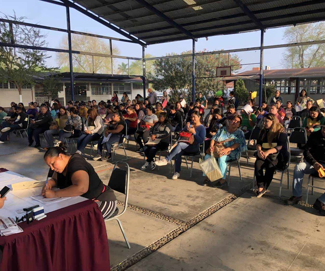 ´Megafilas´ por cobro de becas en Matamoros