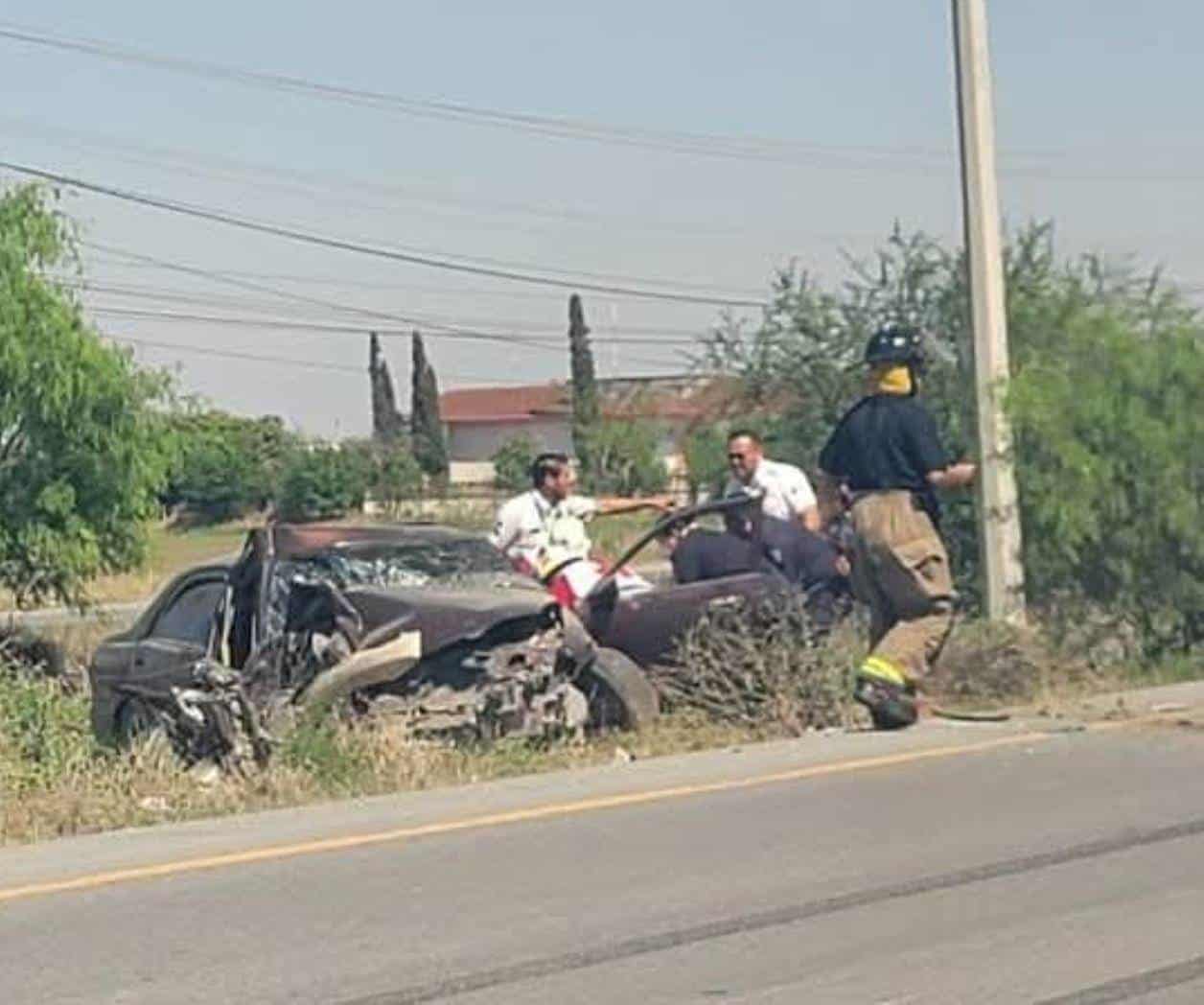 Deja prensado choque de auto con tractocamión