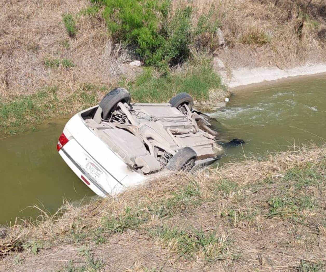 Rescata a esposa tras caer con auto al canal