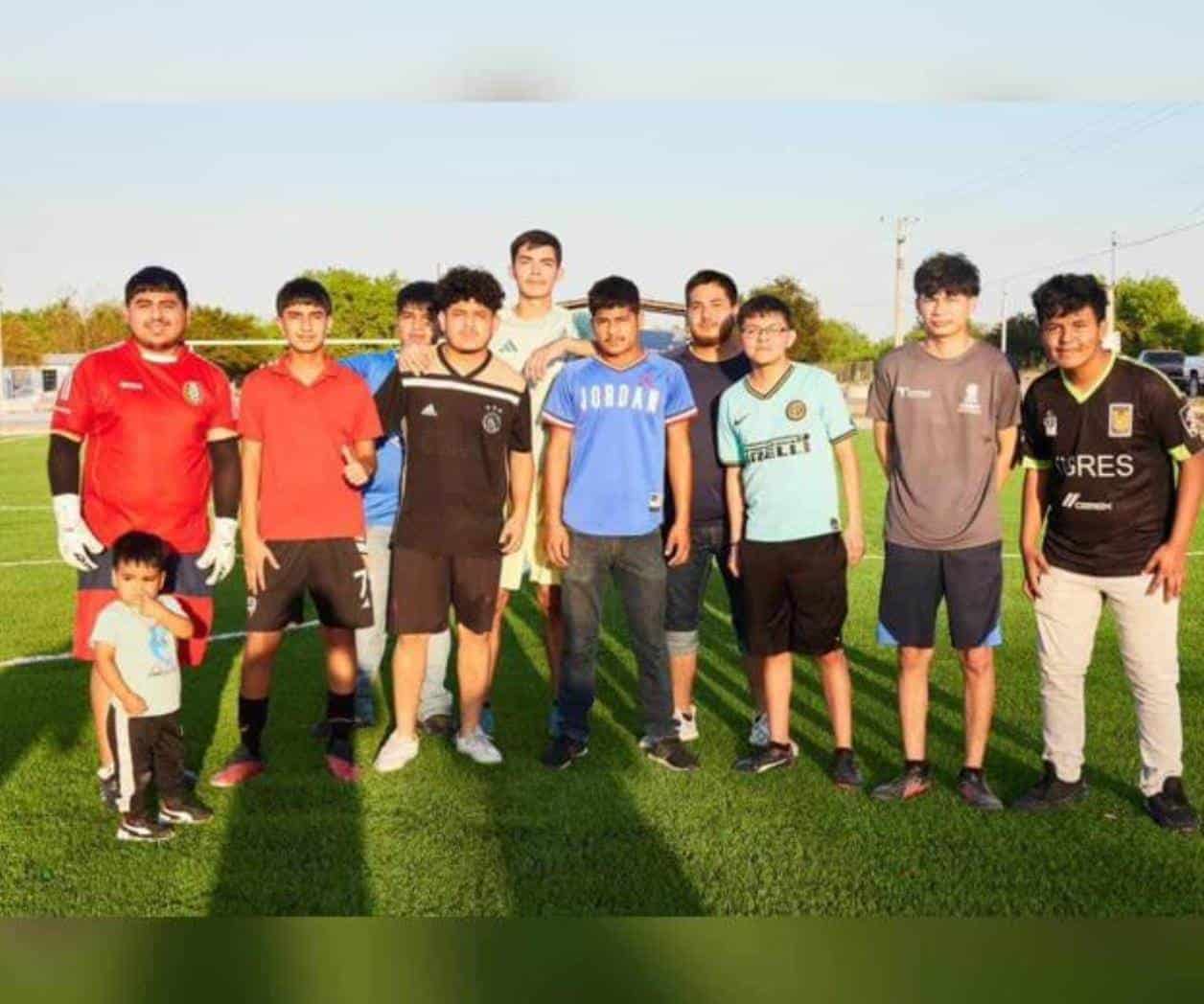 Estrenan cancha de futbol en Díaz Ordaz