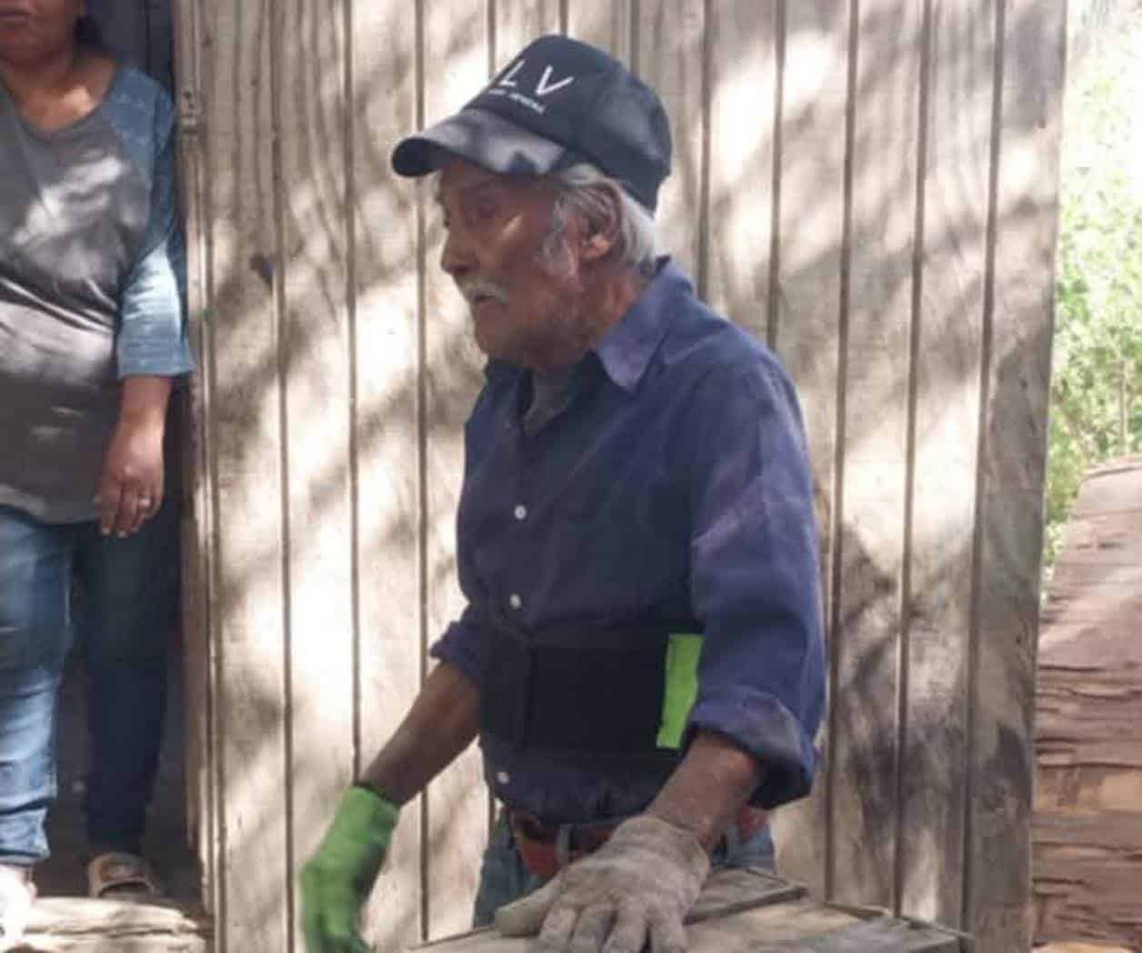 Echan a la calle a dos abuelitos