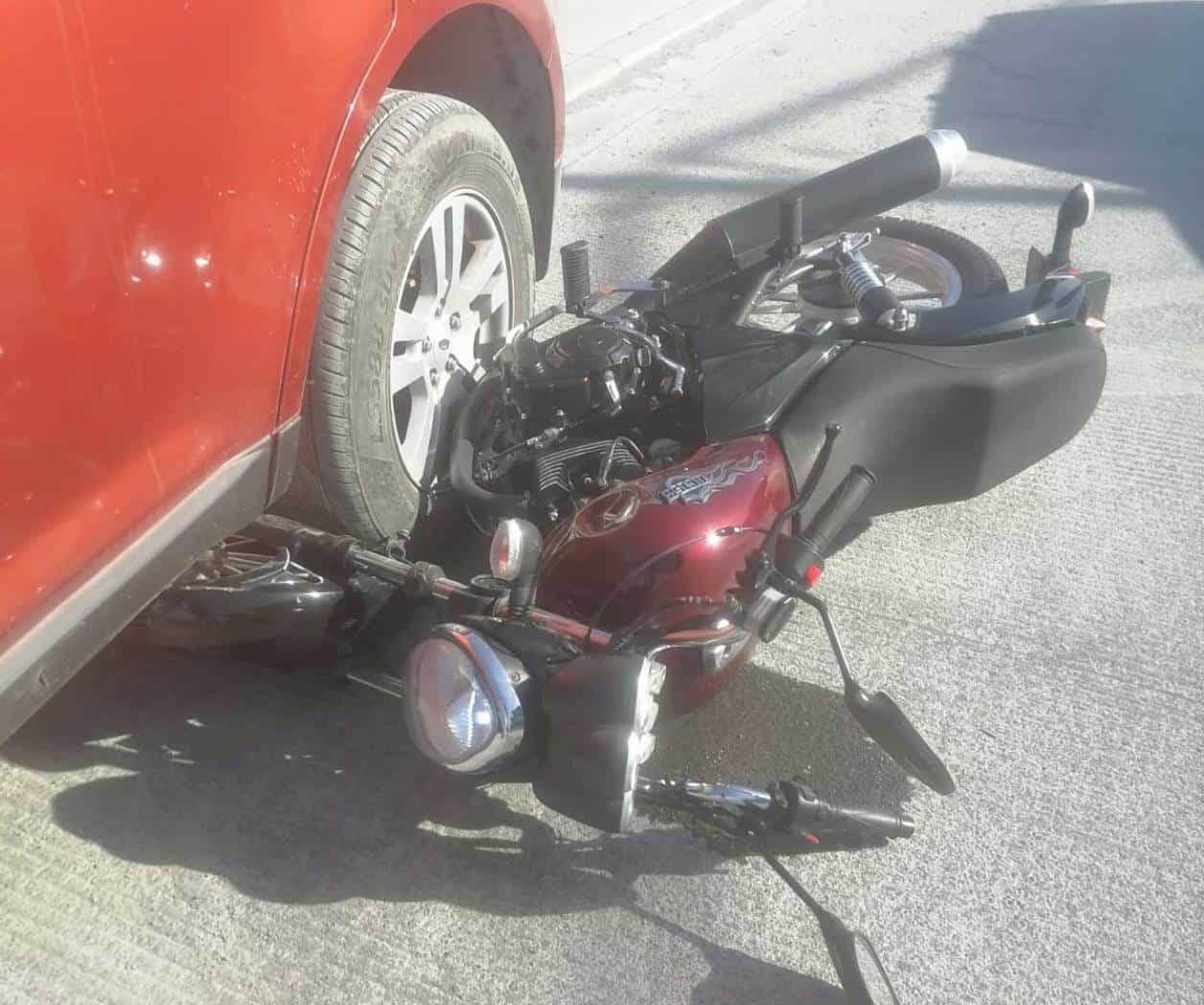 Se impacta motociclista contra una camioneta