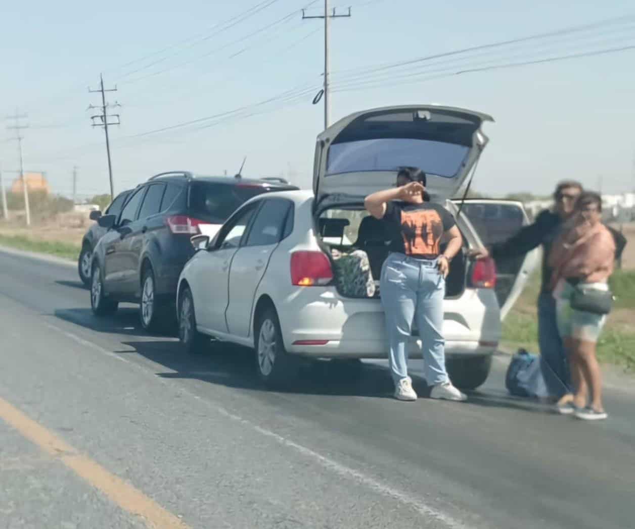 Resulta lesionada mujer en choque carretero