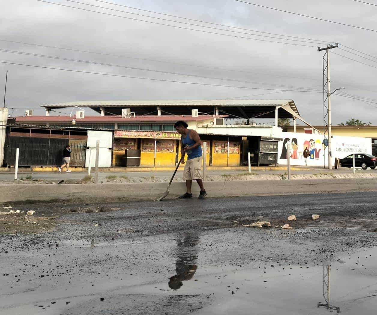 Pide para su refresco a cambio de tapar baches