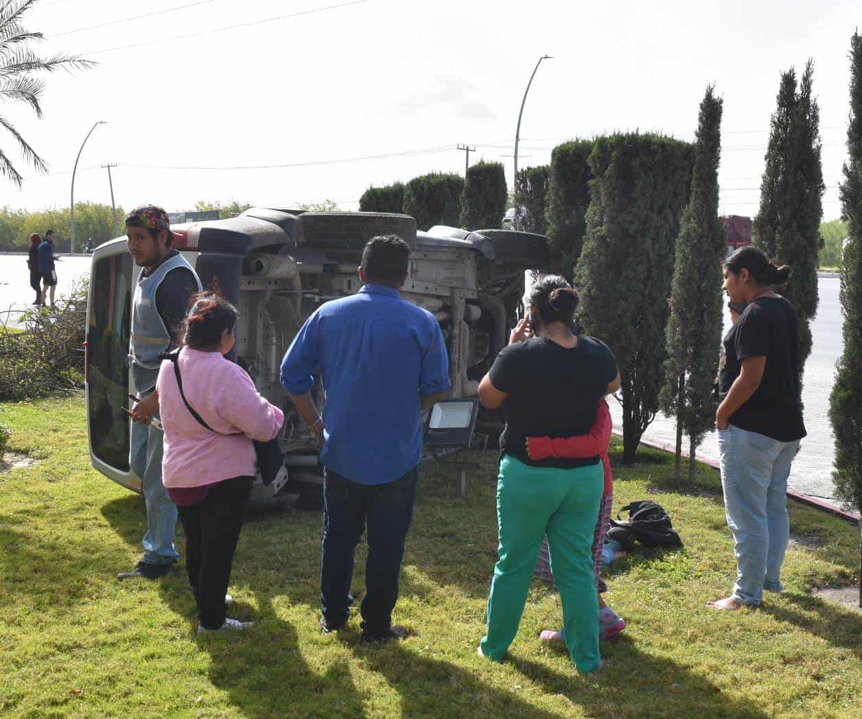 Vuelcan camioneta, pero resultan ilesos