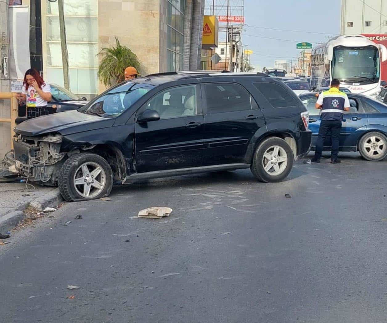 Causa accidente, sube a microbús y se escapa