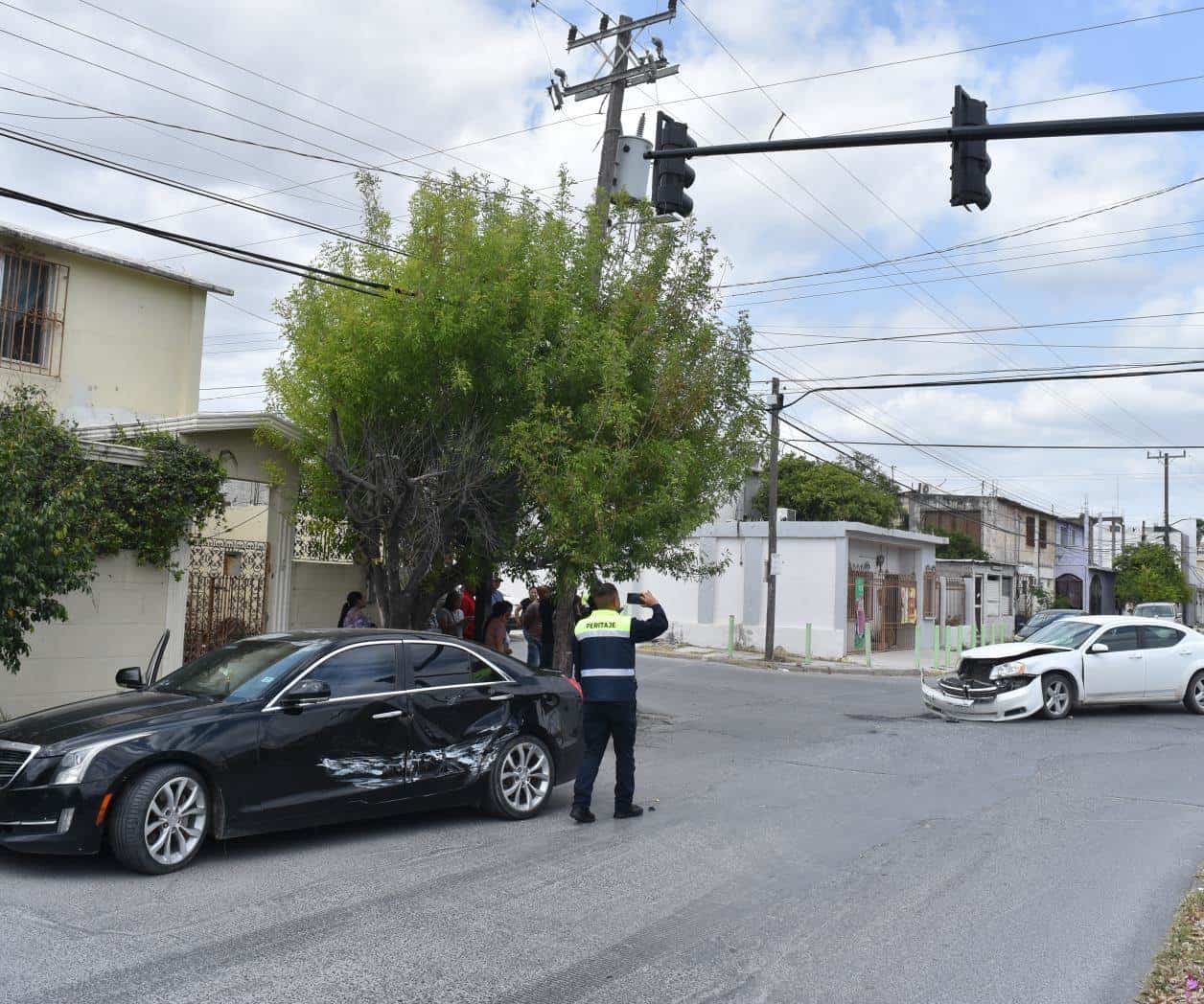 Da vuelta prohibida y provoca accidente