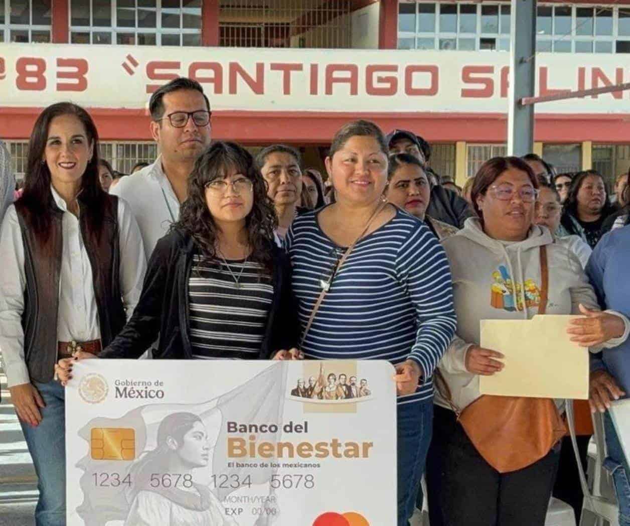 Entregan becas a estudiantes de secundaria