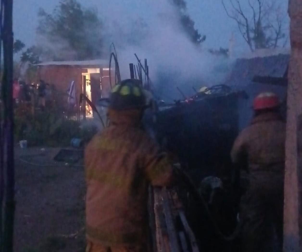 Rescatan viviendas del fuego