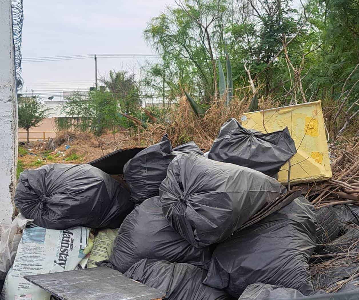 Tiran desechos en lotes baldíos