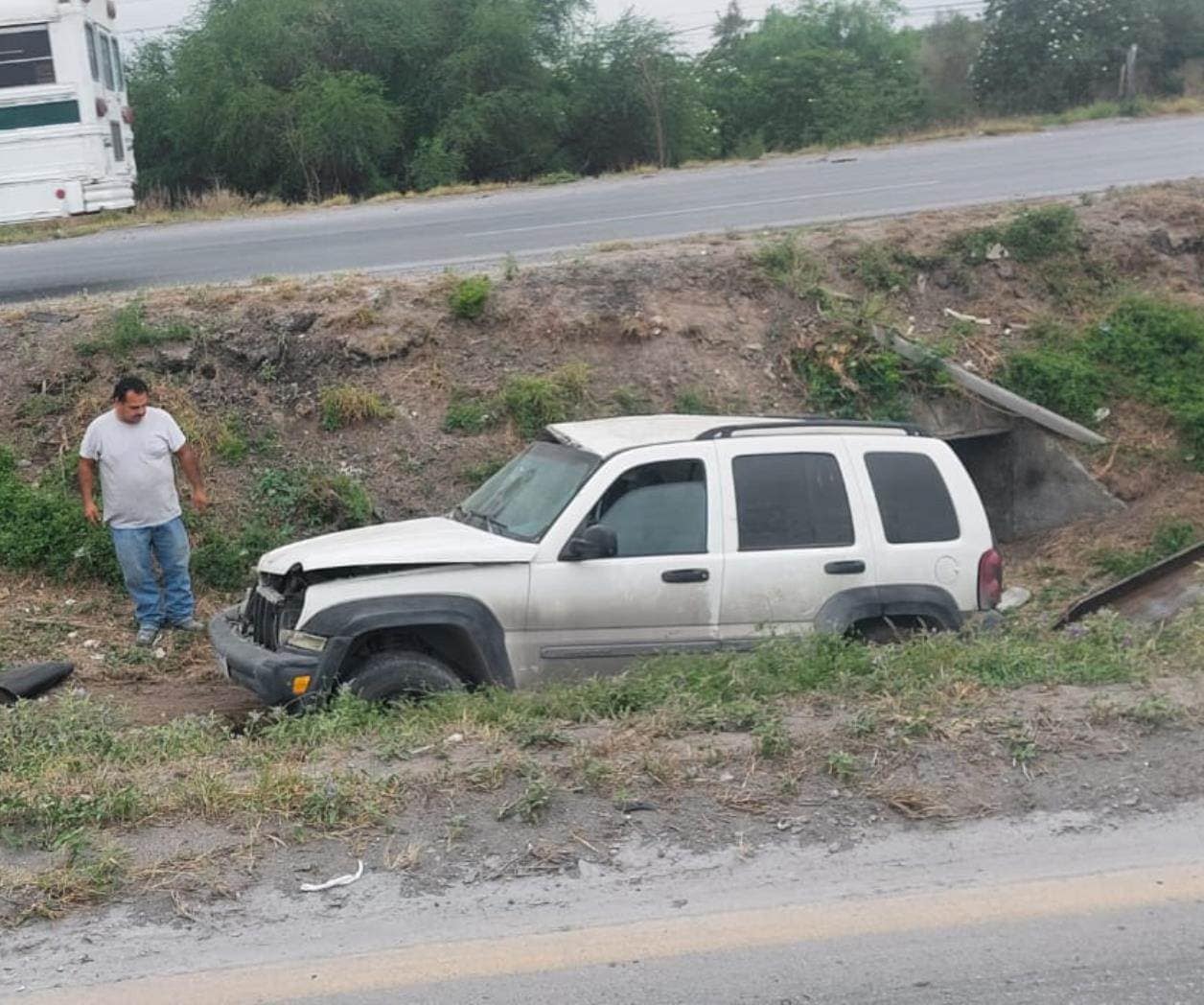 Vuelca conductora su camioneta